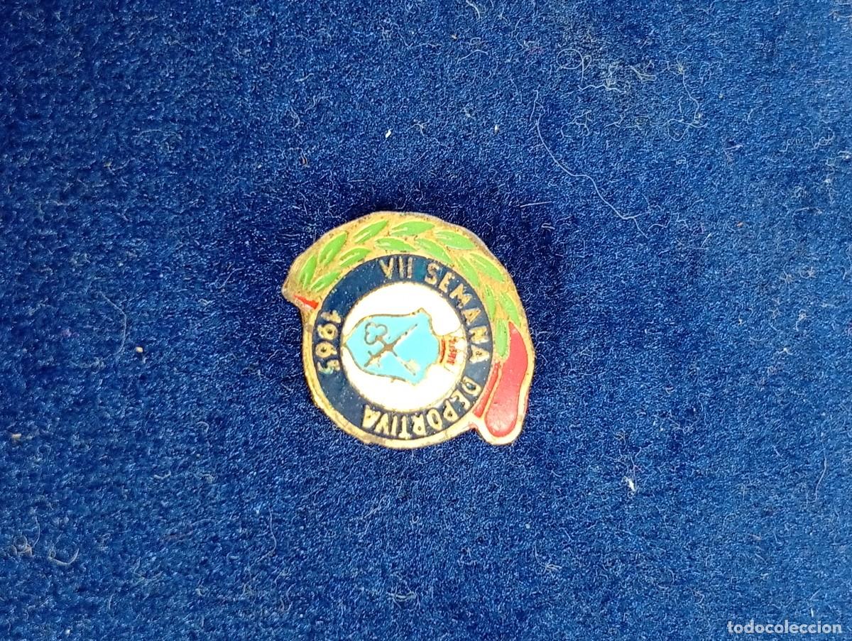 Coleccionismo deportivo: PIN SOLAPA SEMANA DEPORTIVA A&Ntilde;O 1965 EL PRAT DE LLOBREGAT,LA SEDA,ATLETISMO BARCELONA.