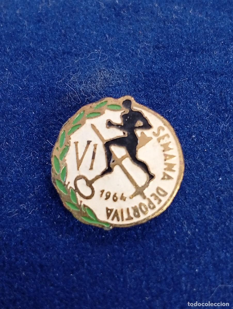Coleccionismo deportivo: PIN SOLAPA SEMANA DEPORTIVA A&Ntilde;O 1964 EL PRAT DE LLOBREGAT,LA SEDA,ATLETISMO BARCELONA.