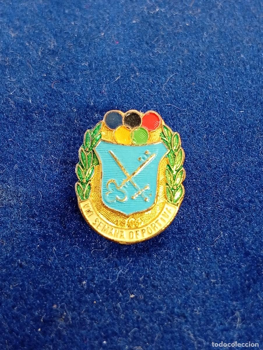 Coleccionismo deportivo: PIN SOLAPA SEMANA DEPORTIVA A&Ntilde;O 1966 EL PRAT DE LLOBREGAT,LA SEDA,ATLETISMO BARCELONA.