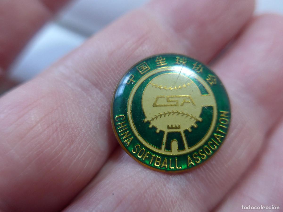 Coleccionismo deportivo: PIN INSIGNIA BROCHE CHINA SOFTBALL ASSOCIATION