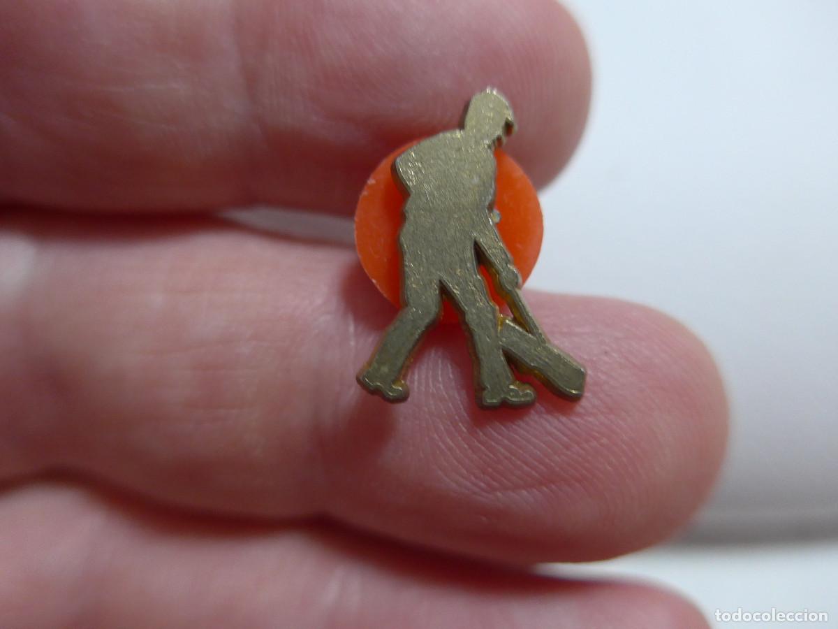 Coleccionismo deportivo: PIN GOLFISTA JUGADOR DE GOLF