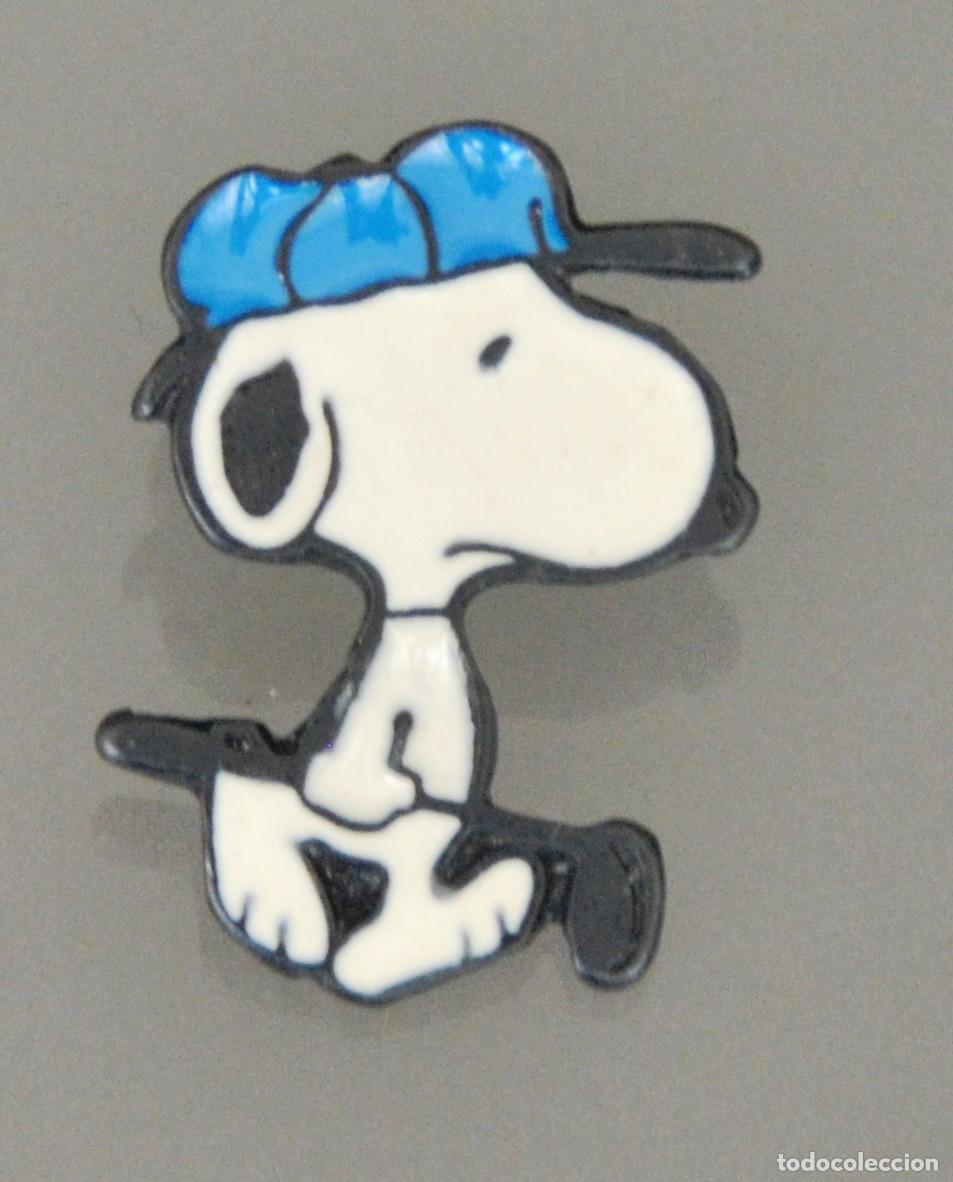 Coleccionismo deportivo: ANTIGUO PIN DE SNOOPY JUGANDO AL GOLF REVERSO WORN MARGARET 58 UFS