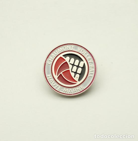 Coleccionismo deportivo: Enamel pin, badge Volleyball - Chaumont Volley-Ball 52 Haute-Marne, France.