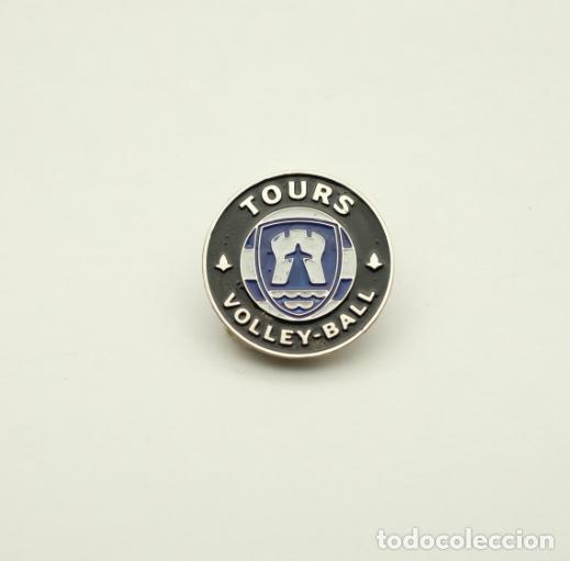 Coleccionismo deportivo: Enamel pin, badge Volleyball - Tours VB, France.