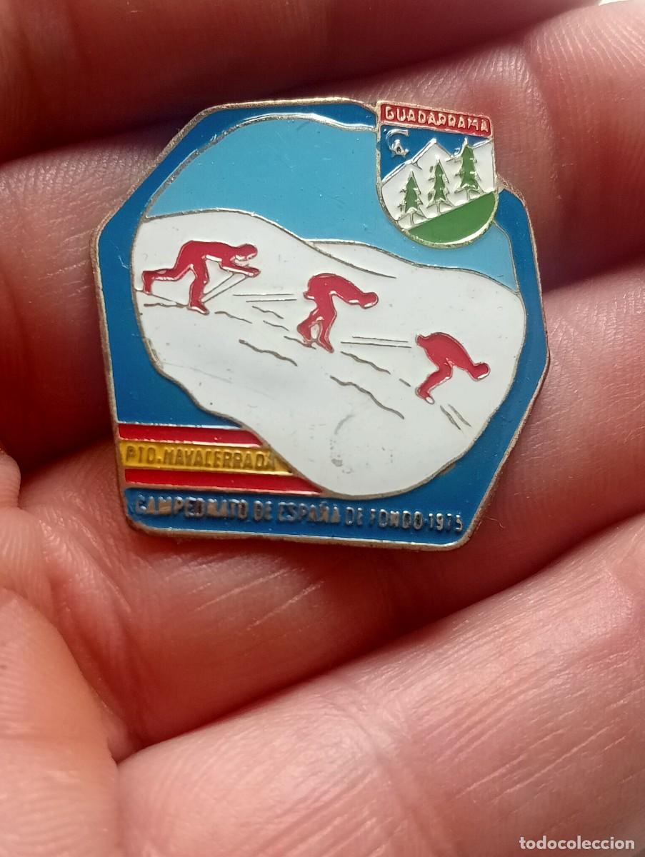 Coleccionismo deportivo: INSIGNIA MONTA&Ntilde;A ESQUI ALPINISMO MONTA&Ntilde;A CAMPEONATO ESPA&Ntilde;A DE FONDO 1975 NAVACERRADA CA GUADARRAMA