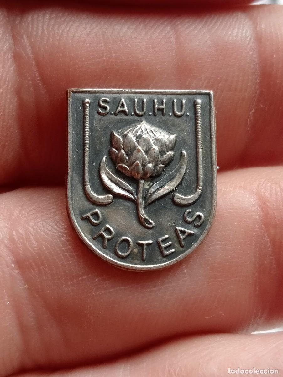 Coleccionismo deportivo: INSIGNIA SOUTH AFRICAN UNIVERSITIES HOCKEY UNION SAUHU , PROTEAS SELECCI&Oacute;N JUGADOR PIN ALFILER PLATA