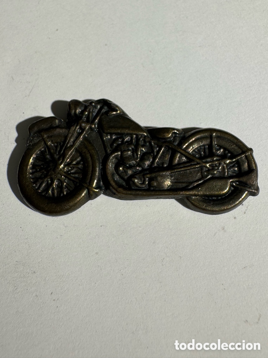 Coleccionismo deportivo: BROCHE PIN MOTO CL&Aacute;SICA VINTAGE &ndash; METAL EN RELIEVE &ndash; 4 CM