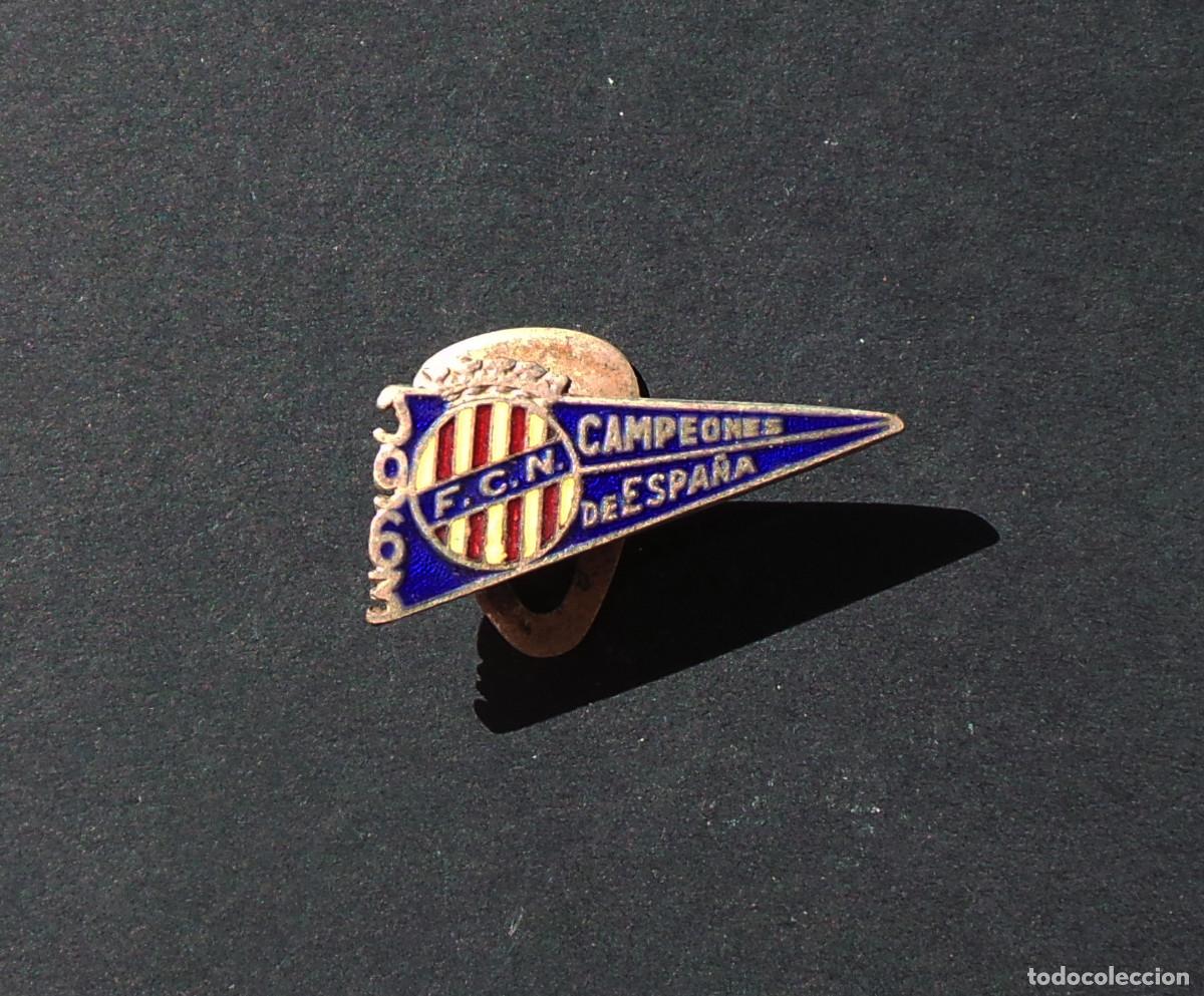 Sports collectibles: INSIGNIA SOLAPA ANTIGUA, PIN DE OJAL CONMEMORATIVA DE LA FEDERACI&Oacute;N CATALANA DE NATACI&Oacute;N (F.C.N.)