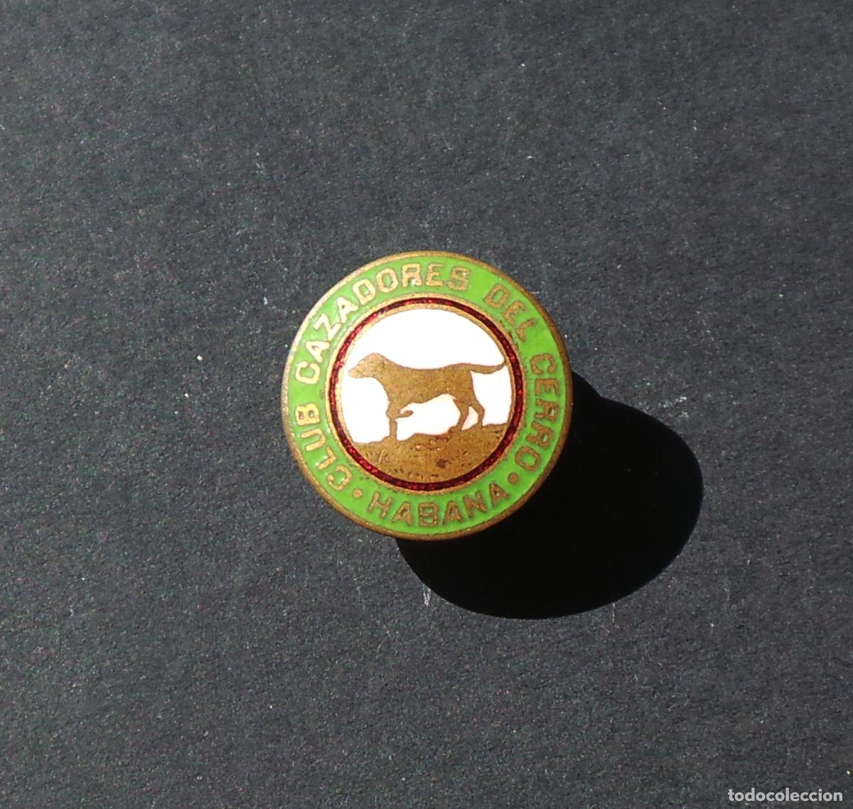Sports collectibles: PIN, INSIGNIA CLUB CAZADORES DEL CERRO HABANA. CUBA. VILARDEB&Oacute; Y RIERA. ESMALTE AL FUEGO. CAZA.