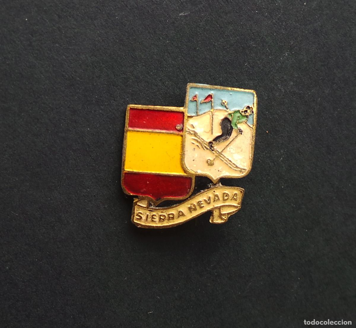 Collezionismo sportivo: PIN VINTAGE ESMALTADO DE SIERRA NEVADA, ESPA&Ntilde;A. INSIGNIA MET&Aacute;LICA DE COLECCI&Oacute;N DE ESQU&Iacute;.
