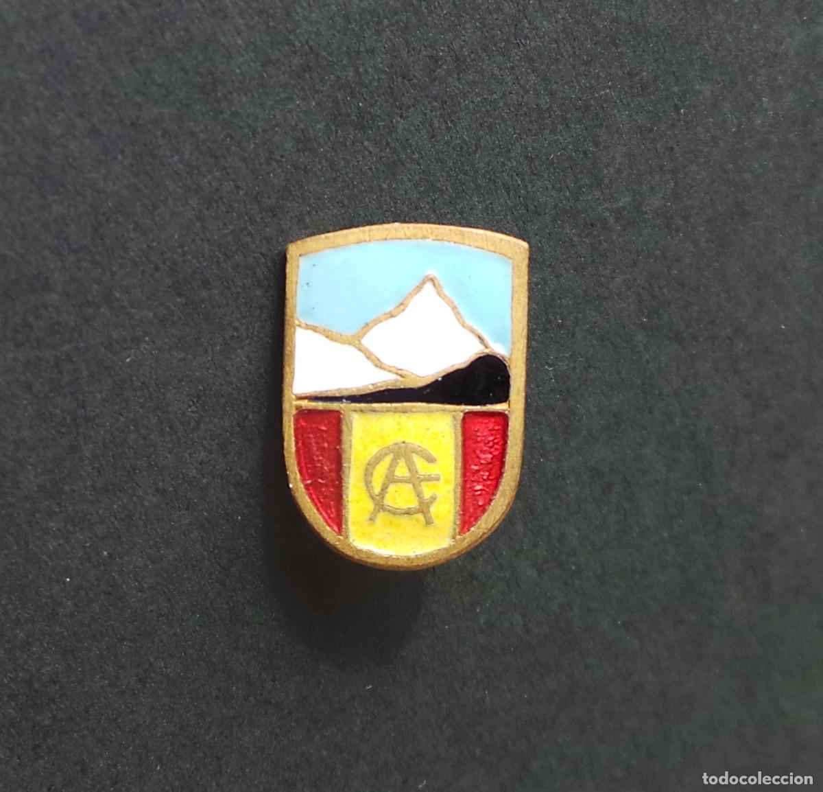 Collectionnisme sportif: INSIGNIA ESMALTADA CLUB ALPINO ESPA&Ntilde;OL. ANTIGUA, A&Ntilde;OS 50/60. MONTA&Ntilde;ISMO Y ESQU&Iacute;. COLECCI&Oacute;N.