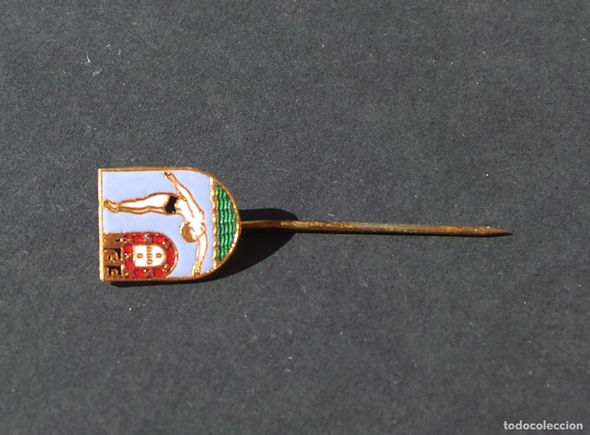Collezionismo sportivo: ALFILER ESMALTADO ANTIGUO DE LA FEDERACI&Oacute;N PORTUGUESA DE NATACI&Oacute;N. ESCUDO Y NADADOR. COLECCI&Oacute;N.