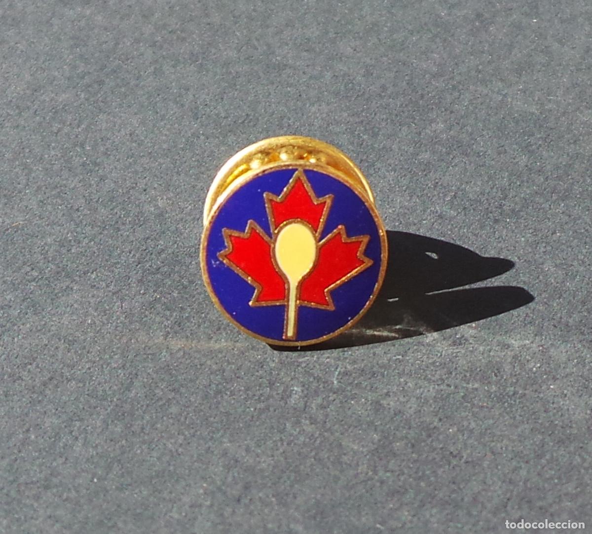 Collezionismo sportivo: PIN CANADIENSE ESMALTADO. HOJA DE ARCE CON SILUETA DE RAQUETA DE TENIS. COLECCI&Oacute;N / DEPORTE.