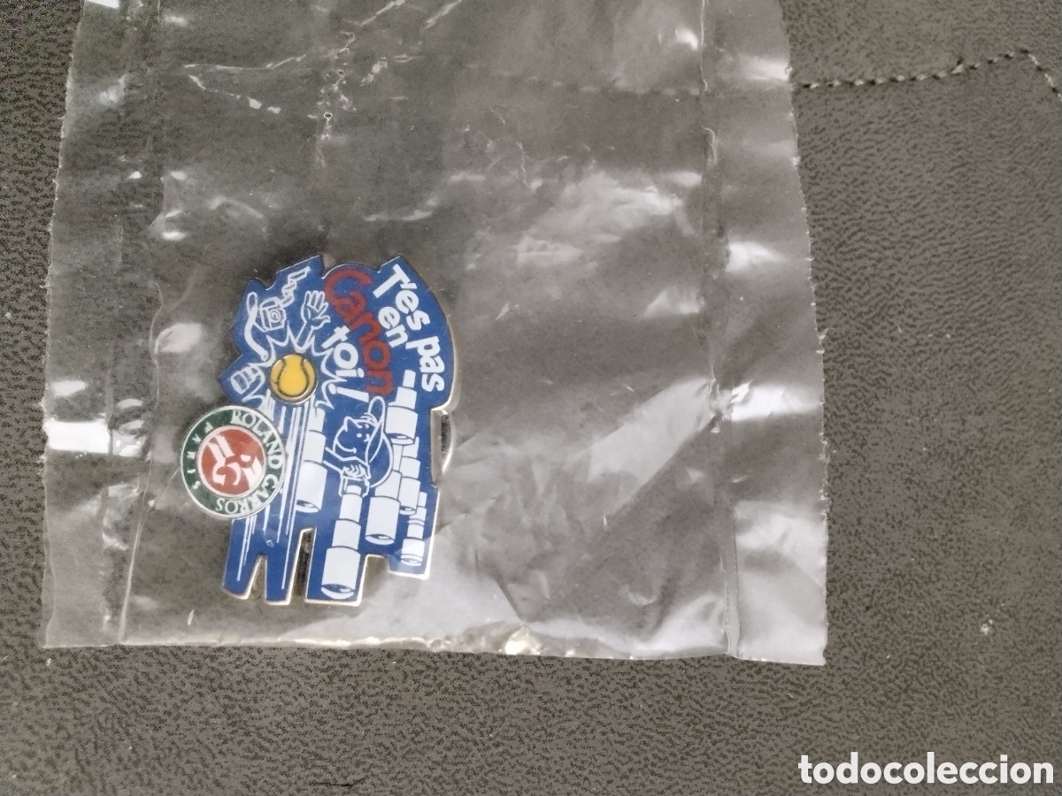 Sports collectibles: Curioso pin de Roland Garros en su envoltorio original.