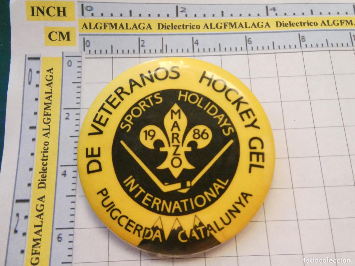 Colecionismo desportivo: GRAN INSIGNIA BROCHE CHAPA DEPORTES. VETERANOS HOCKEY GEL HIELO MARZO 1986 PUIGCERD&Aacute; GERONA
