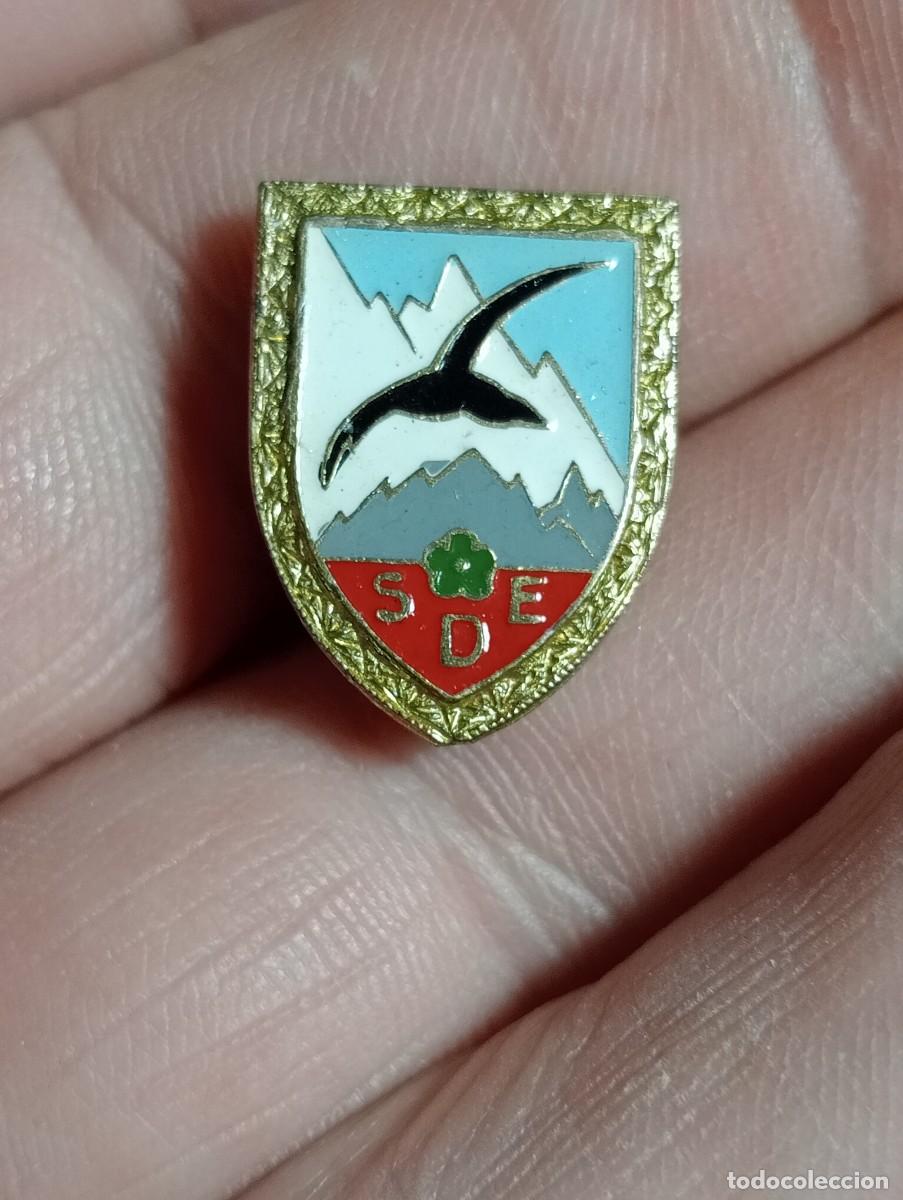 Coleccionismo deportivo: INSIGNIA MONTA&Ntilde;A SOCIEDAD DEPORTIVA EXCURSIONISTA MADRID ESQUI ALPINISMO MONTA&Ntilde;ISMO SKY