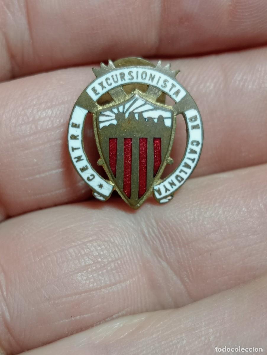 Coleccionismo deportivo: INSIGNIA ESMALTADA MONTA&Ntilde;A CENTRE EXCURSIONISTA DE CATALUNYA ESQUI ALPINISMO MONTA&Ntilde;ISMO PINS SKY