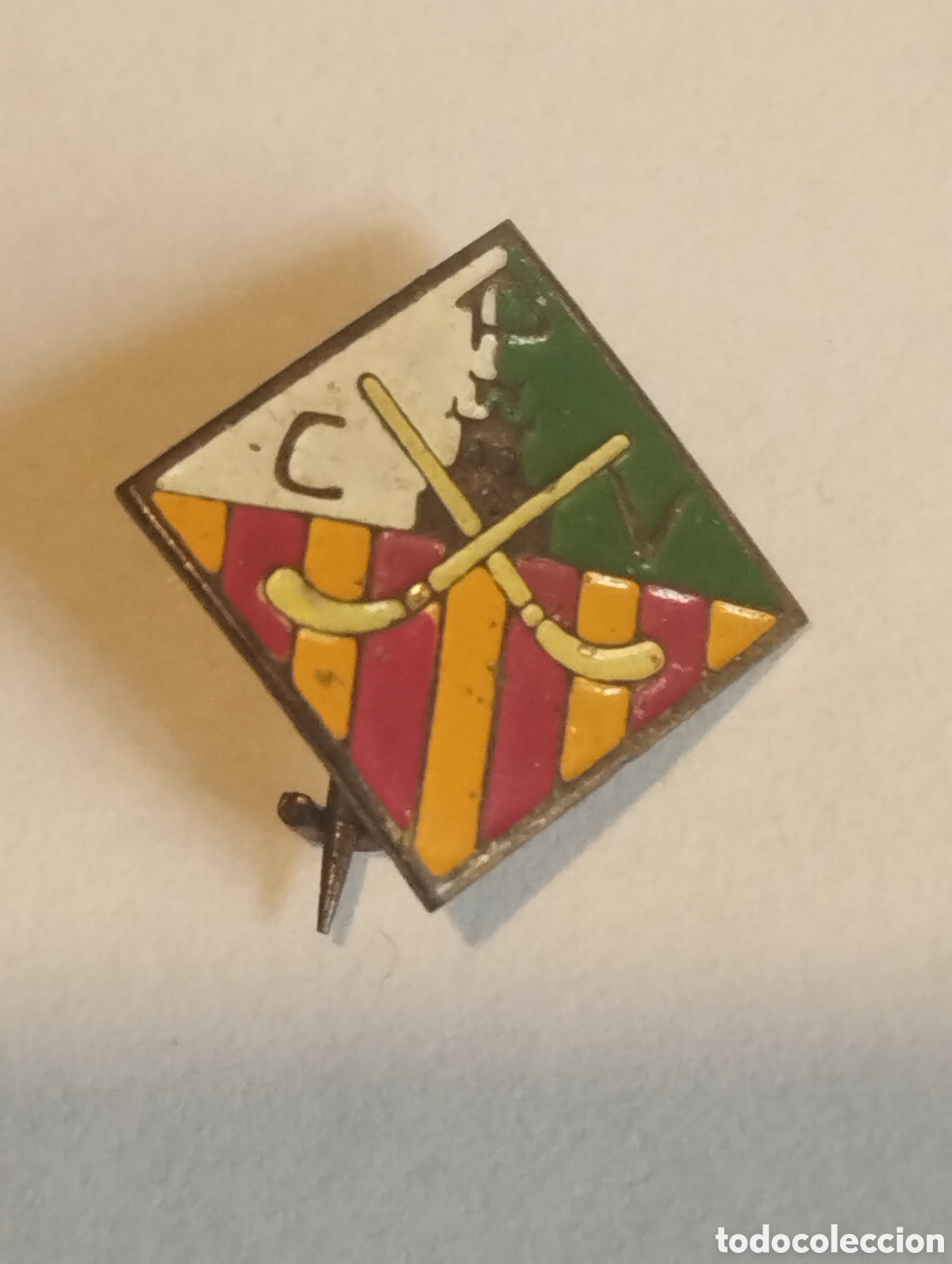 Coleccionismo deportivo: Aguja de solapa del Club pat&iacute; Vilanova