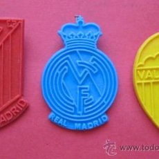 Coleccionismo deportivo: VALENCIA-ATLETICO DE MADRID-REAL MADRID- INSIGNIAS DE PLASTICO. FUTBOL. AÑOS 70.. ENVIO GRATIS¡¡¡