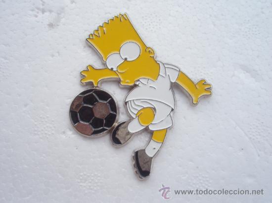 Coleccionismo deportivo: Pin's de los Simpsons del R.Madrid grande mide 7 centimetros