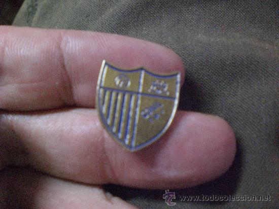 insignia/pin del equipo de fútbol conil cf (cád - Buy Football pins on  todocoleccion