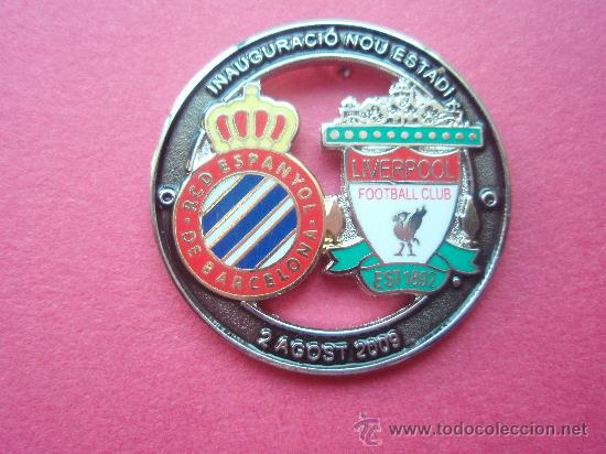 Coleccionismo deportivo: Pin del R.C.D.Espa&ntilde;ol y el Liverpool del partido del 2 de agosto de 2.009