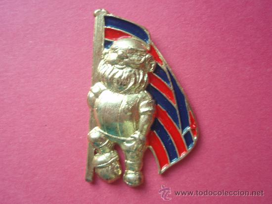 Coleccionismo deportivo: Pin del Avi del Bar&ccedil;a dorado grande - Foto 1