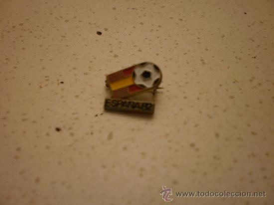 Sammelleidenschaft Sport: INSIGNIA PIN ESPA&Ntilde;A 82 MUNDIAL DE FUTBOL DEPORTES A&Ntilde;O 1979 . MECANISMO DE CIERRE AGUJA .