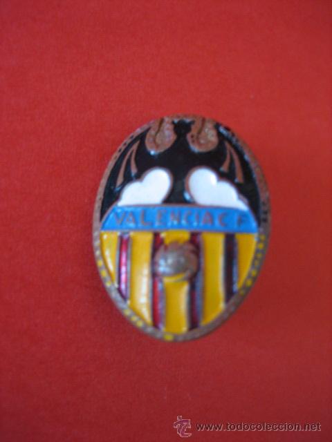Coleccionismo deportivo: ANTIGUA INSIGNIA ESMALTADA DEL VALENCIA - Foto 1