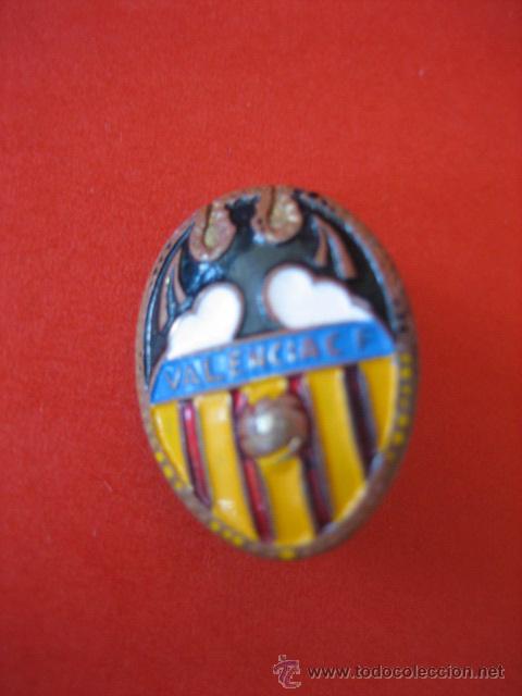 Coleccionismo deportivo: ANTIGUA INSIGNIA ESMALTADA DEL VALENCIA - Foto 2