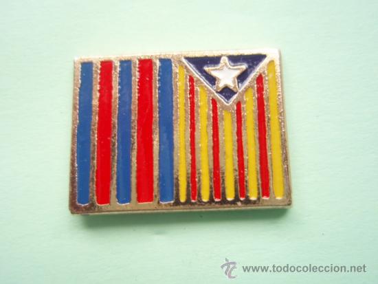 Sammelleidenschaft Sport: PIN ESTELADA BANDERA CATALUNYA CATALU&Ntilde;A CON BANDERA BARCELONA BAR&Ccedil;A A LA IZQUIERDA