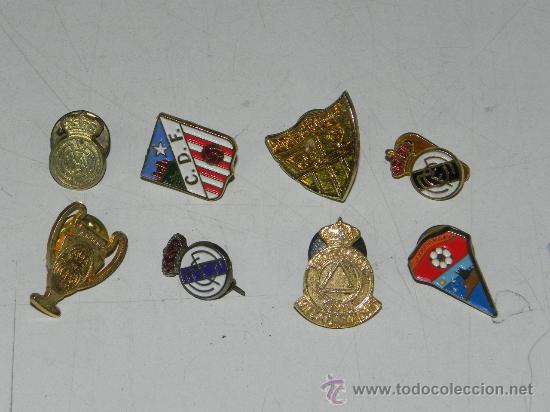 Coleccionismo deportivo: LOTE DE 8 PINS ANTIGUOS METALICOS DE FUTBOL - ESCUDO DEL REAL MADRID Y OTROS EQUIPOS - TAL Y COMO SE