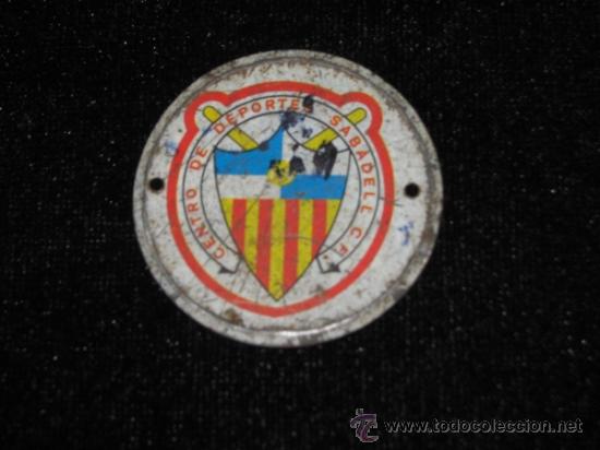 Sammelleidenschaft Sport: CHAPA METALICA CON DOS AGUJEROS - CENTRO DE DEPORTES SABADELL C.F. NO PIN - 4 CM. DIAMETRO