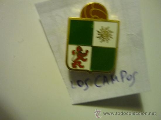 Coleccionismo deportivo: pin futbol los campos - Foto 1