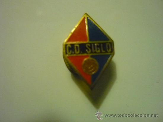 Coleccionismo deportivo: PIN FUTBOL CD SIGLO .--