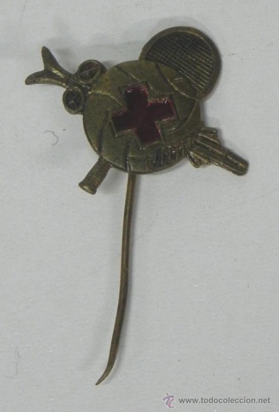 Coleccionismo deportivo: ANTIGUO ALFILER DE LA CRUZ ROJA, FUTBOL, TENIS, ESQUI, MIDE 2 CMS.