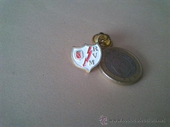 Sammelleidenschaft Sport: Pin del Rayo Vallecano de la coleccion Las Insignias de los Clubs del periodico Marca.