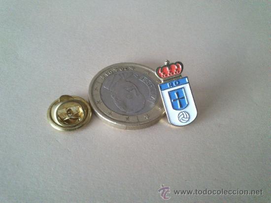 Sammelleidenschaft Sport: Pin del Real Oviedo de la coleccion Las Insignias de los Clubs del periodico Marca