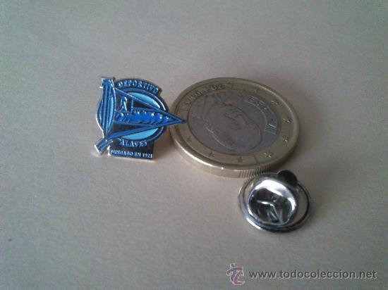 Sammelleidenschaft Sport: Pin del Deportivo Alaves de la coleccion Las Insignias de los Clubs del periodico Marca.