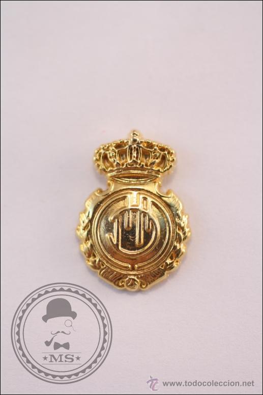 Coleccionismo deportivo: Pin del Real Club Deportivo Mallorca - Escudo en Dorado Brillante - Medidas 1,5 x 2 Mm - F&uacute;tbol