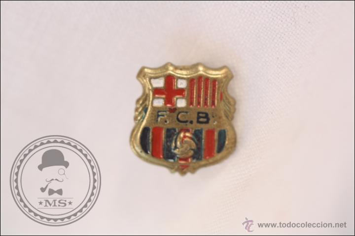 Collezionismo sportivo: Antigua Insignia de Aguja - Escudo / Emblema F&uacute;tbol Club Barcelona. FCB - Medidas 13 x 14 Mm