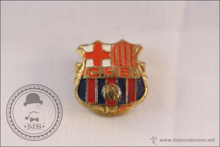 Collezionismo sportivo: Antigua Insignia de Solapa / Ojal - Escudo / Emblema F&uacute;tbol Club Barcelona. FCB - Medidas 13 x 13 Mm
