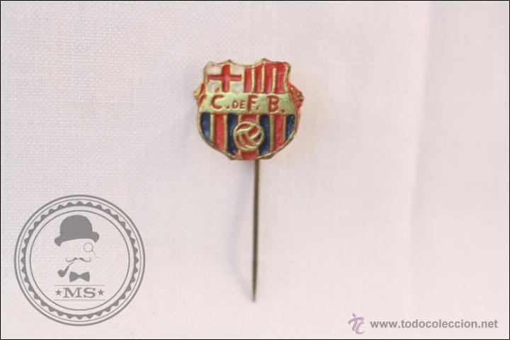 Collezionismo sportivo: Antigua Insignia de Aguja - Escudo club de F&uacute;tbol Barcelona. FC - 14 x 12 Mm