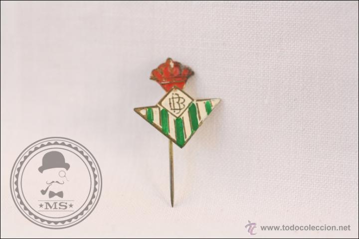 Collezionismo sportivo: Antigua Insignia de Aguja - Escudo / Emblema Real Betis Balompi&eacute; - 18 x 16 Mm - Club de F&uacute;tbol