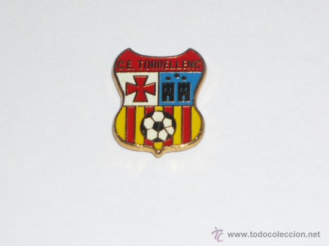 Coleccionismo deportivo: PIN FUTBOL- C.E . TORRELLENC - TORRELLES DE FOIX (BARCELONA)