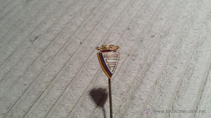 Sammelleidenschaft Sport: PIN O INSIGNIA DE FUTBOL ATL C. ARROUCHES (DE AGUJA)