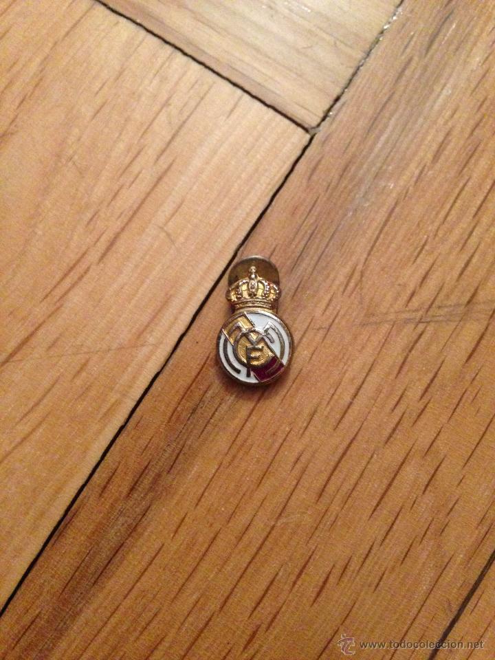 Coleccionismo deportivo: ANTIGUO PIN INSIGNIA DEL REAL MADRID