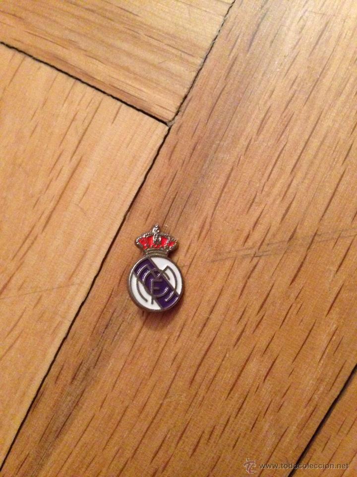 Coleccionismo deportivo: ANTIGUO PIN INSIGNIA DEL REAL MADRID
