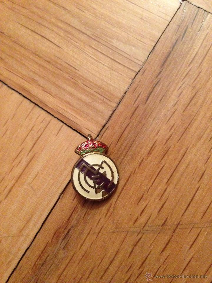 Coleccionismo deportivo: ANTIGUO PIN INSIGNIA DEL REAL MADRID