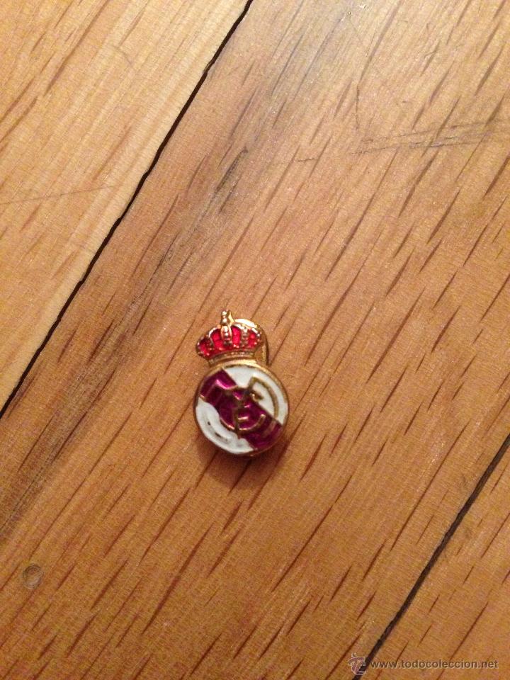 Coleccionismo deportivo: ANTIGUO PIN INSIGNIA DEL REAL MADRID